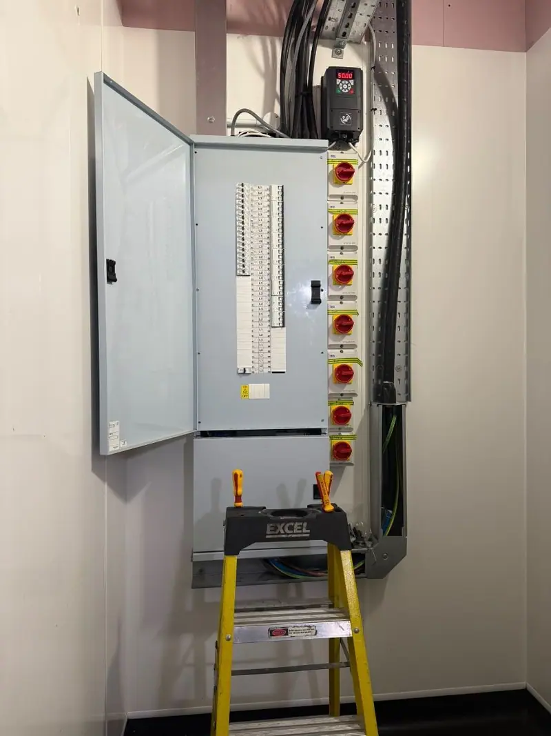Commercial distribution board fitted in a trade unit
